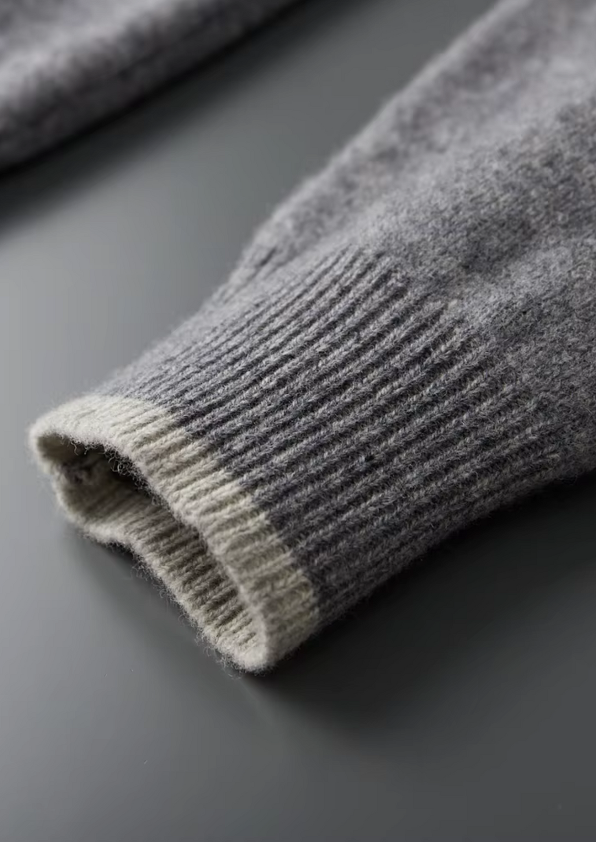 DVOUTÓNOVÝ KARDIGAN NA ZIP Z MERINO VLNY